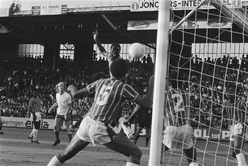 El Robinhood en su histórica gira de 1976 ante el Ajax.