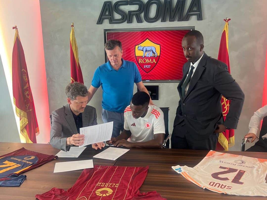 Saud Abdulhamid firma su contrato con la Roma