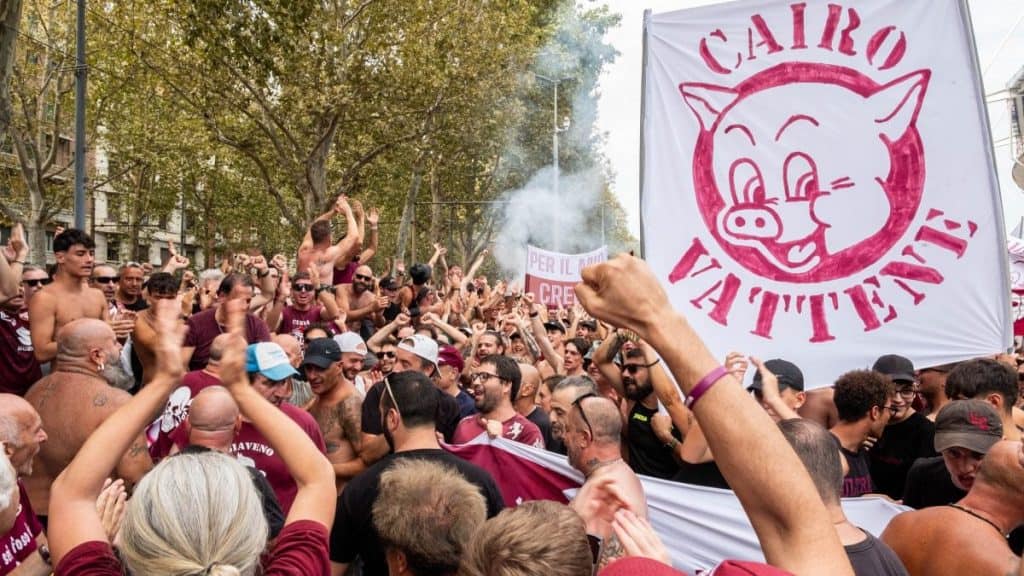 Los hinchas del Torino salieron a las calles de Turín a expresar su descontento con el presente del club.